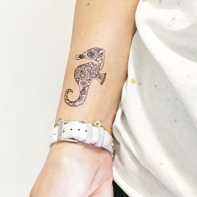 Tatouage Hippocampe Minimalistenull
